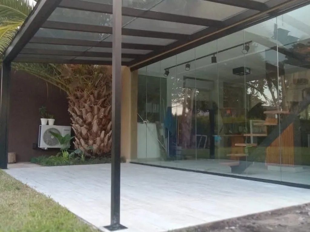 Galería cerrada con aluminio y vidrio por Plus Metal